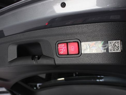 Used 2025 Mercedes-Benz GLE 580 4MATIC w/ Driver Assistance Package image 86