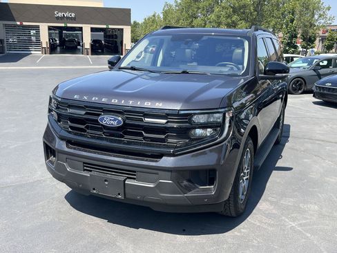 Used 2025 Ford Expedition Active AWD/4WD image 2