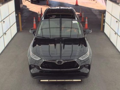 Used 2023 Toyota Highlander Limited image 2