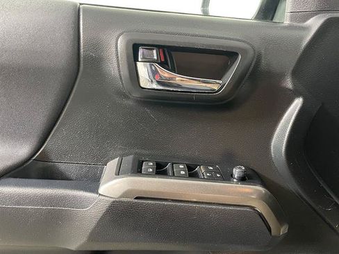 Used 2019 Toyota Tacoma TRD Sport w/ Technology Package AWD/4WD image 18