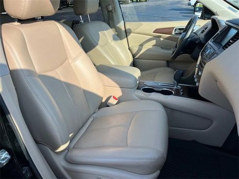Used 2018 Nissan Pathfinder Platinum image 32