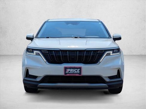 Used 2022 Kia Carnival LX FWD image 2
