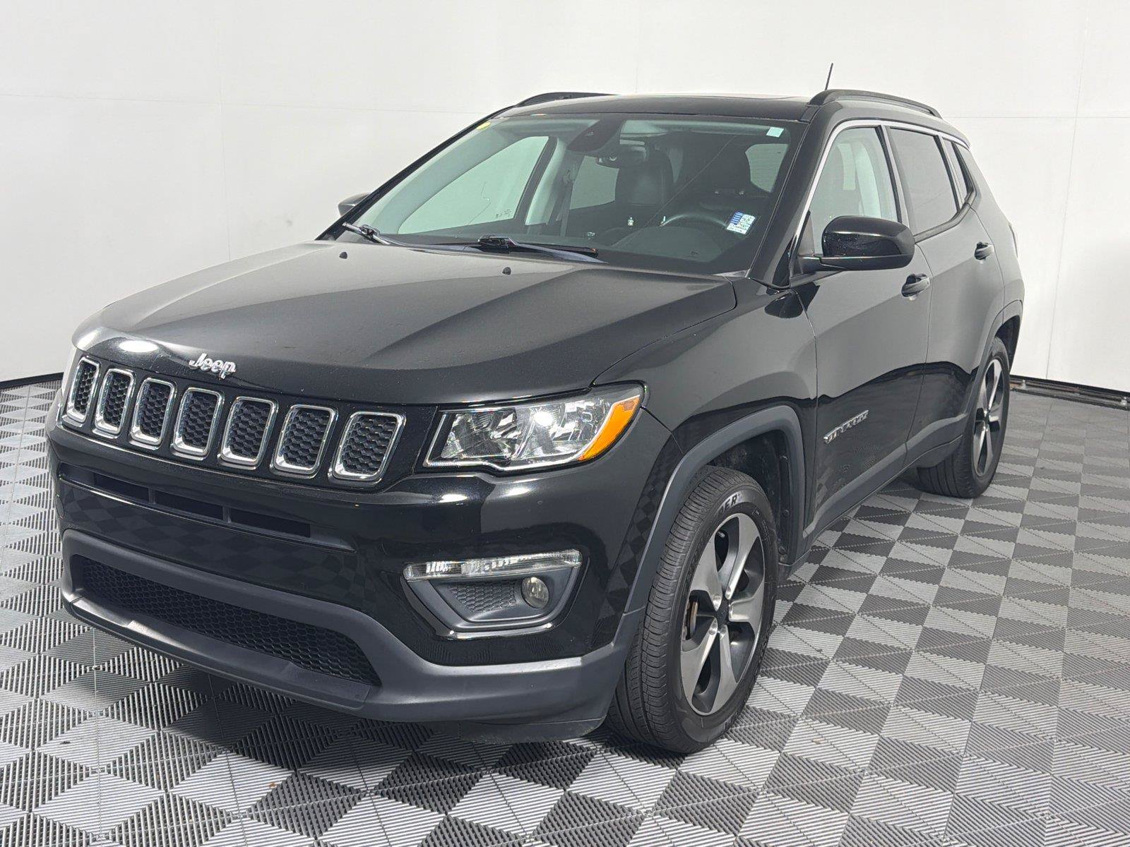 Used 2018 Jeep Compass Latitude w/ Popular Equipment Group FWD image 3