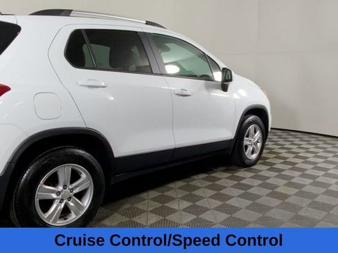 Used 2022 Chevrolet Trax LT w/ LT Convenience Package image 11
