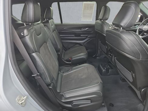 Used 2023 Jeep Grand Cherokee L Laredo image 24