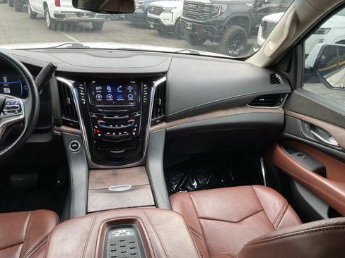 Used 2017 Cadillac Escalade Premium Luxury RWD image 16