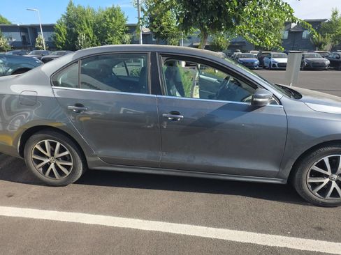 Used 2017 Volkswagen Jetta SE FWD image 2