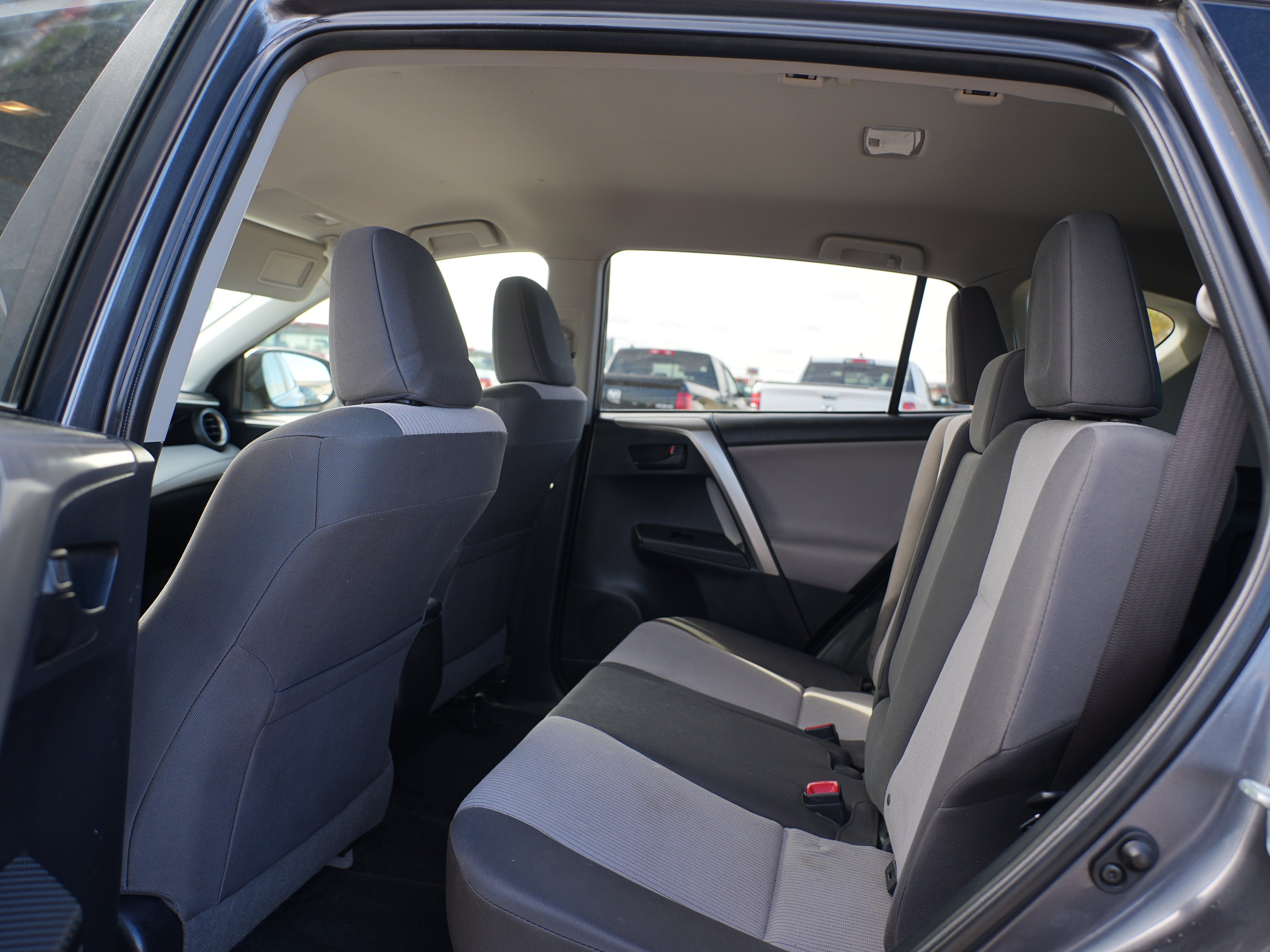 Used 2015 Toyota RAV4 LE AWD/4WD image 18