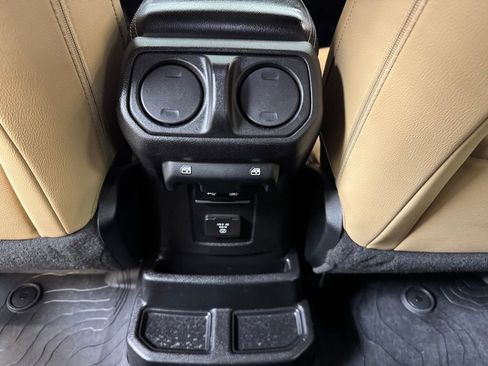 Used 2018 Jeep Wrangler Unlimited Sahara AWD/4WD image 17