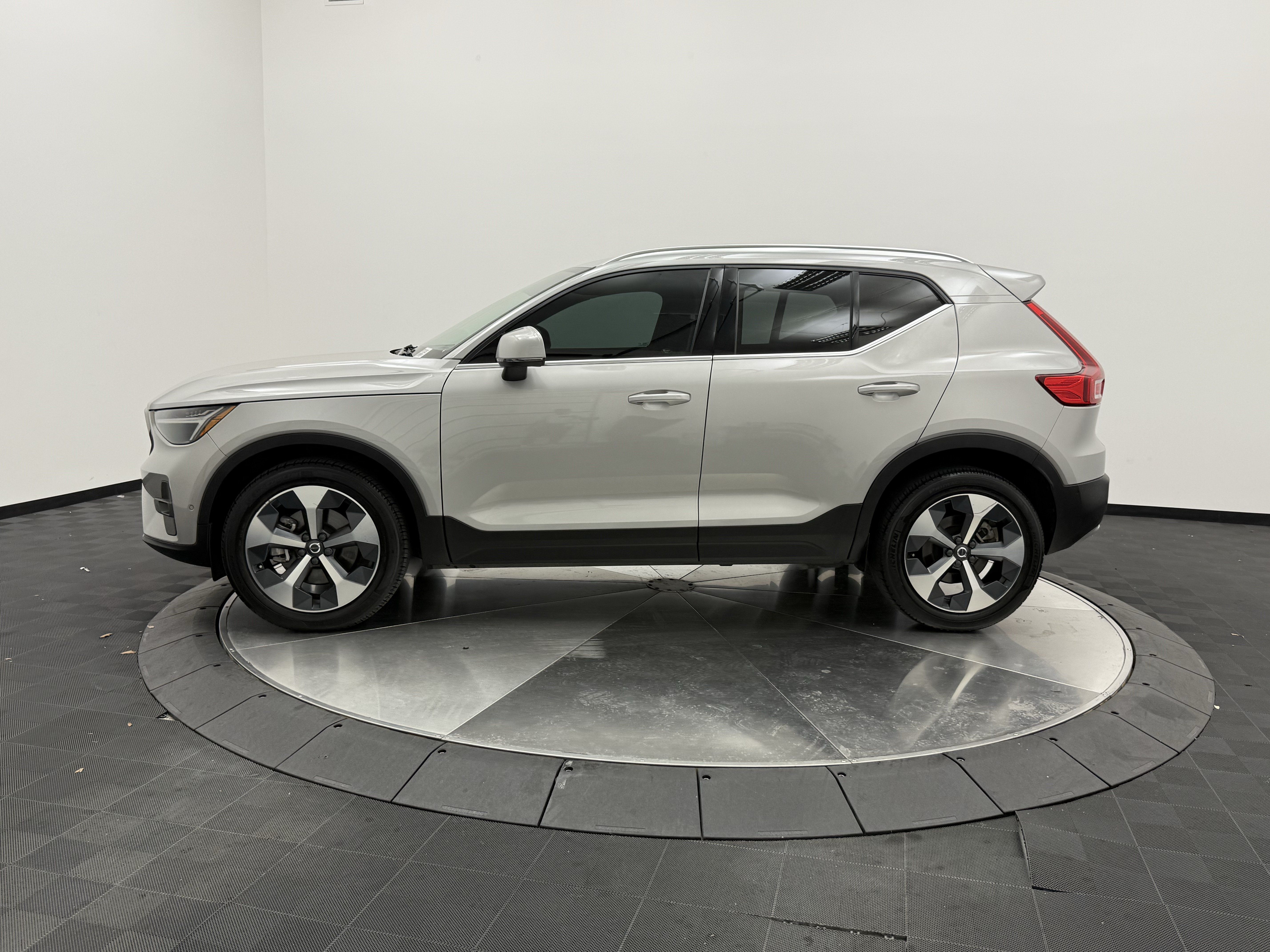 Certified 2023 Volvo XC40 B5 Plus w/ Driver Assist Package AWD/4WD image 4