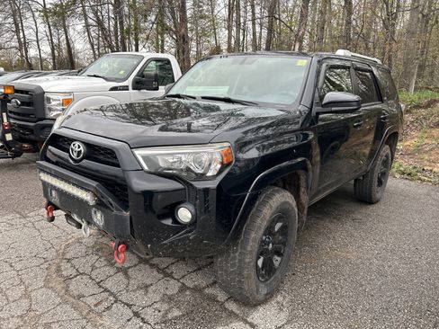 Used 2015 Toyota 4Runner SR5 AWD/4WD image 6