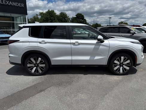 Used 2025 Mitsubishi Outlander SE AWD/4WD image 2