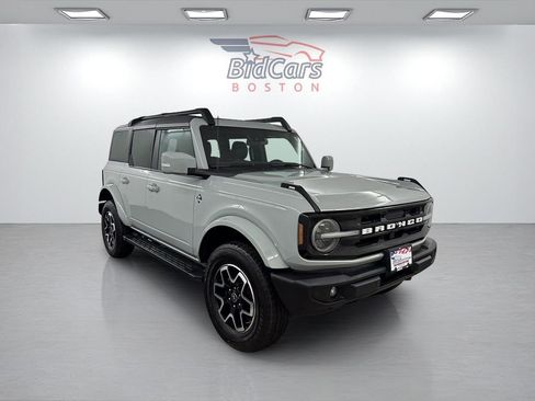 Used 2023 Ford Bronco Outer Banks image 3
