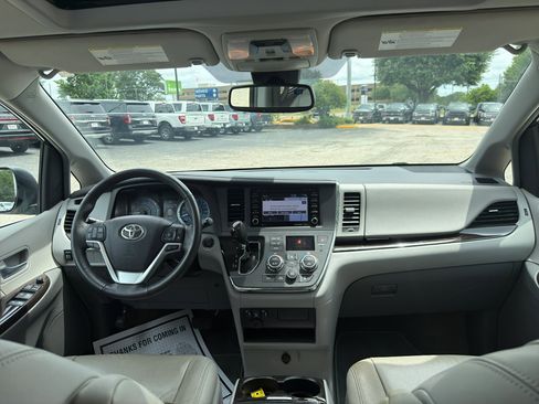 Used 2018 Toyota Sienna XLE w/ XLE Navigation Package FWD image 18