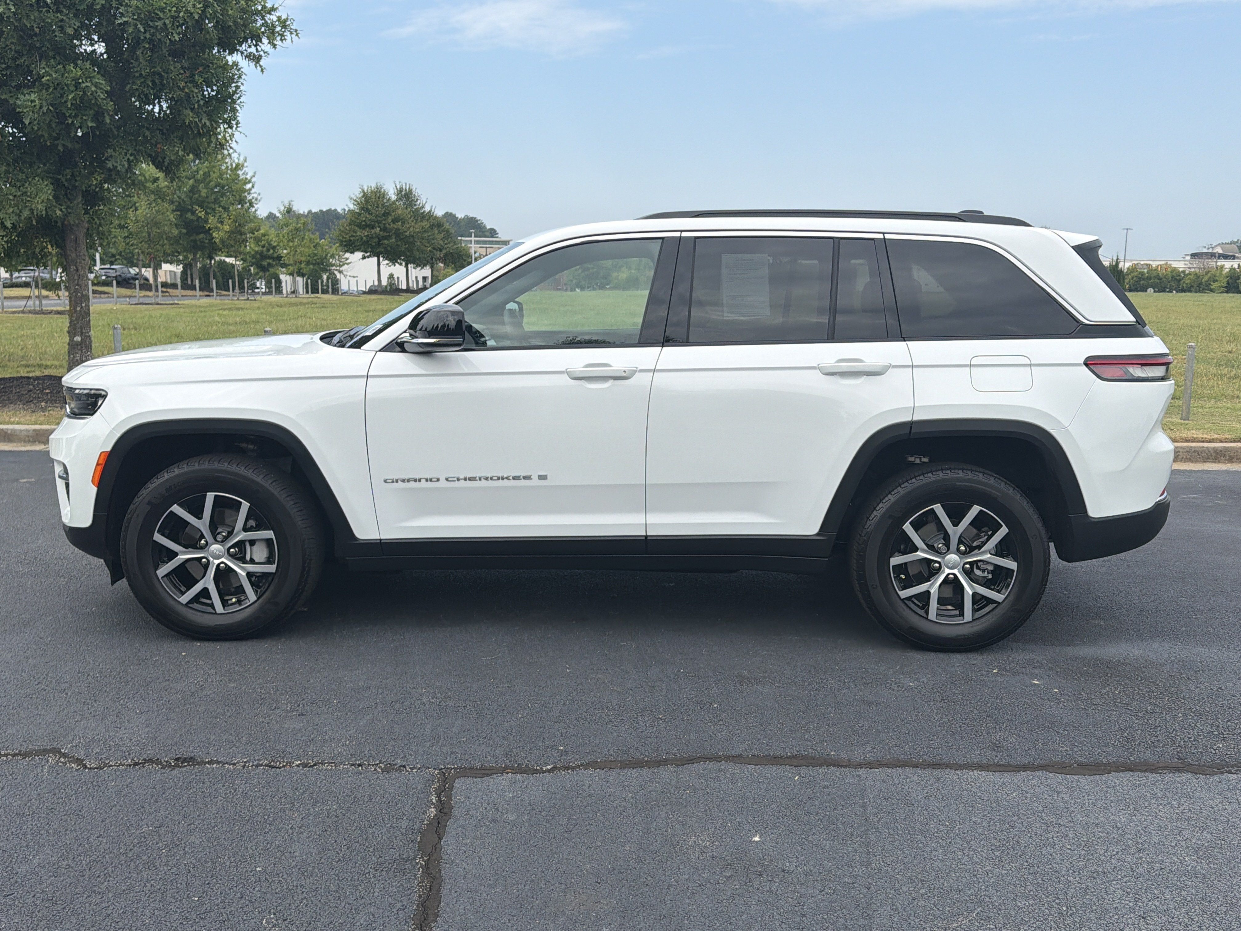 Used 2025 Jeep Grand Cherokee Limited RWD image 6