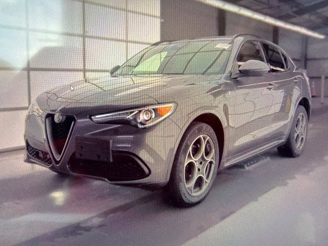 Used 2023 Alfa Romeo Stelvio Ti AWD/4WD image 2