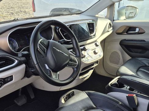 Used 2018 Chrysler Pacifica Touring-L FWD image 9