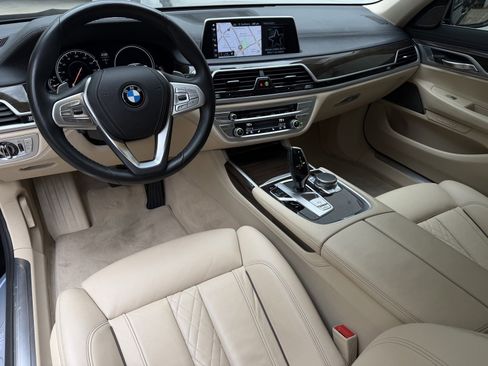 Used 2019 BMW 750i image 2