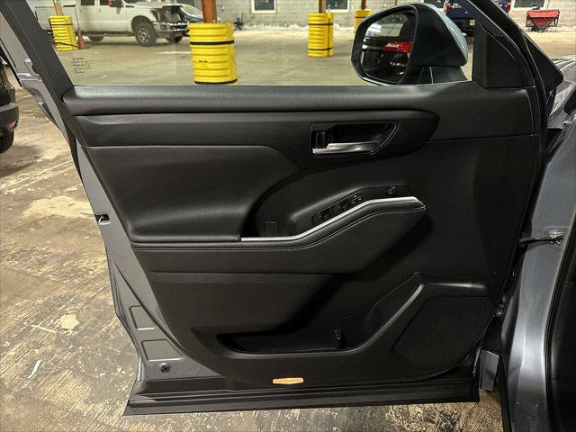 Certified 2022 Toyota Highlander XLE AWD/4WD image 31