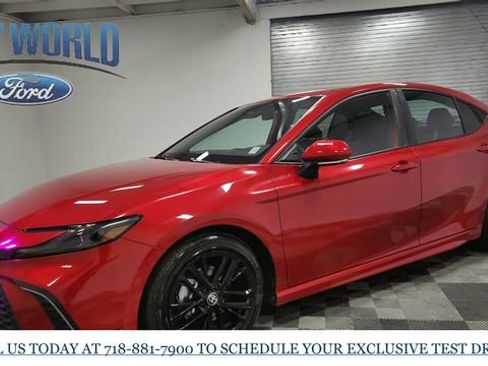 Used 2025 Toyota Camry SE w/ Convenience Package image 5