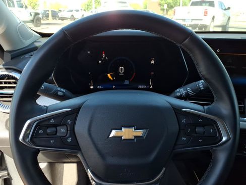 Used 2025 Chevrolet Trax LT w/ LT Convenience Package FWD image 17