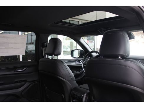 New 2025 Jeep Grand Cherokee L Altitude image 30