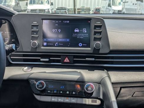 Used 2022 Hyundai Elantra SEL FWD image 18