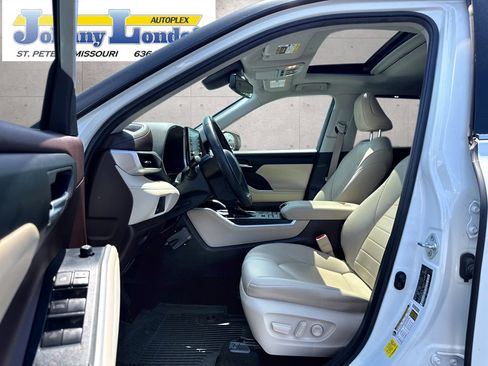 Used 2022 Toyota Highlander XLE AWD/4WD image 11