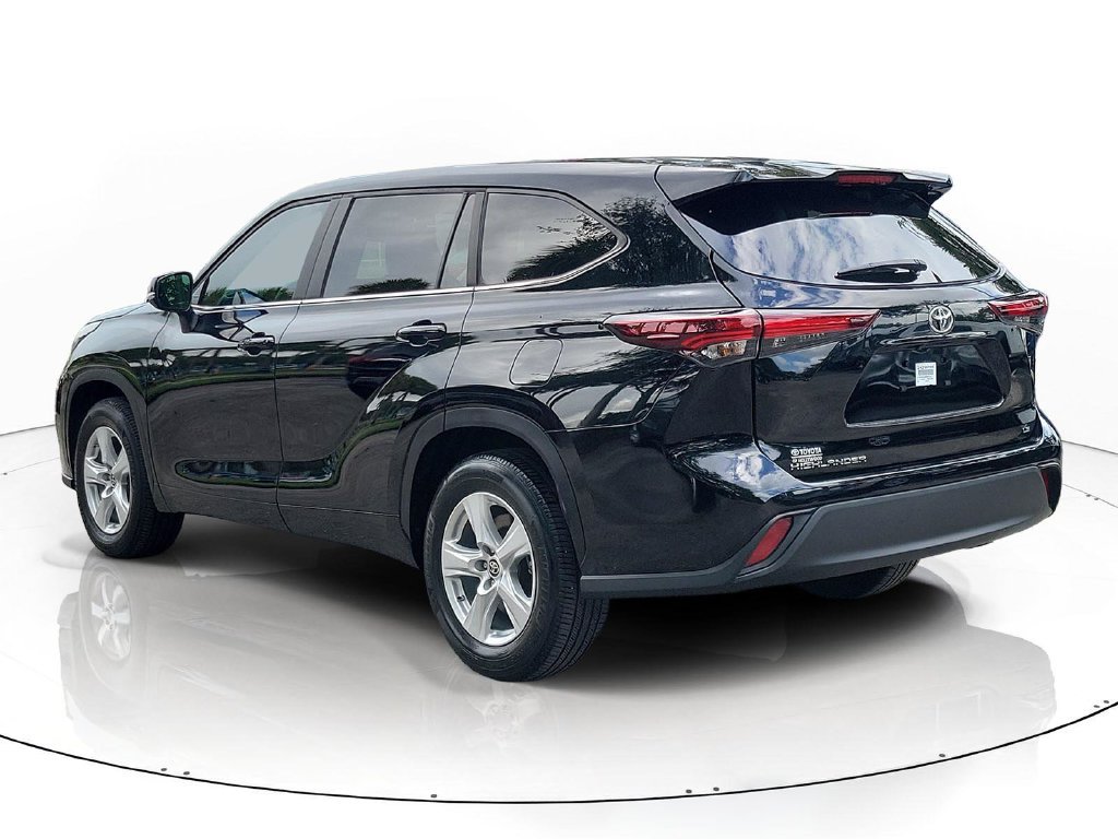 Used 2024 Toyota Highlander LE FWD image 4