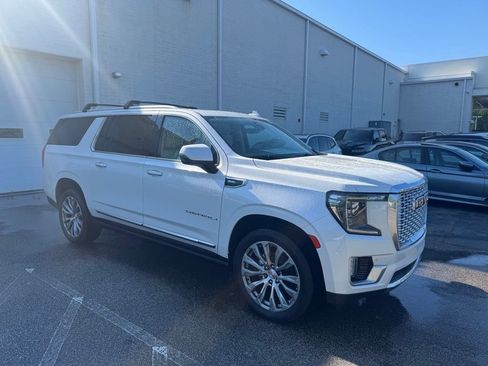 Used 2021 GMC Yukon XL Denali w/ Denali Premium Package AWD/4WD image 7