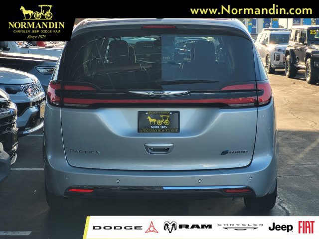 Used 2024 Chrysler Pacifica Limited FWD image 4