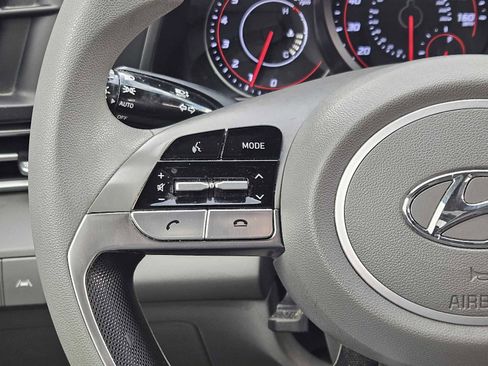 Used 2022 Hyundai Elantra SEL image 25