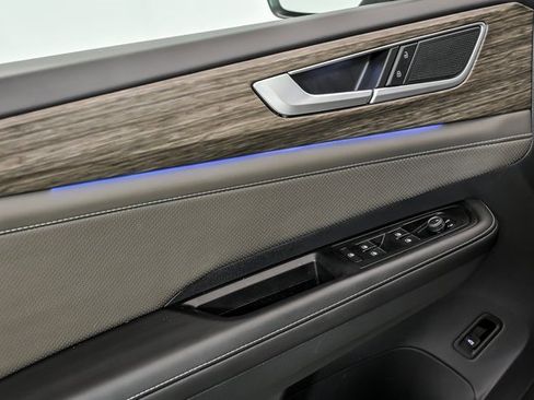 Certified 2025 Volkswagen Atlas SEL image 9