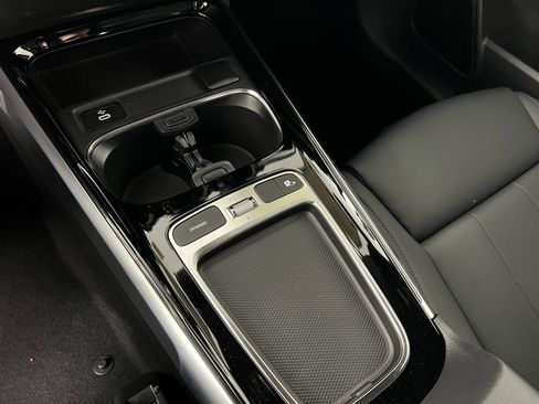 Used 2026 Mercedes-Benz GLB 250 4MATIC image 32