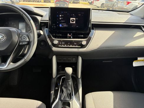 Used 2025 Toyota Corolla Cross LE FWD image 14