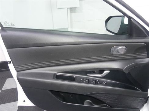 Used 2025 Hyundai Elantra Limited FWD image 18