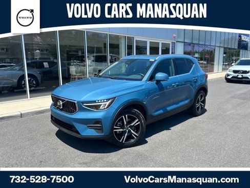 Used 2025 Volvo XC40 B5 Core AWD/4WD image 1