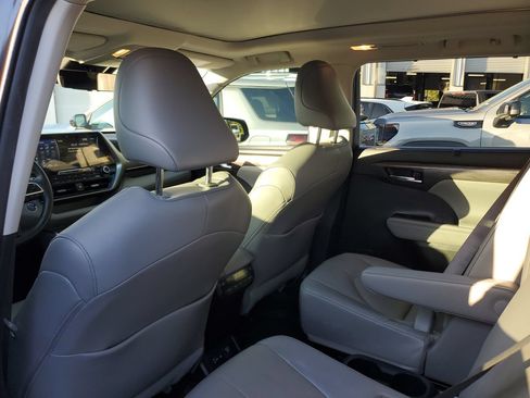 Used 2022 Toyota Highlander Platinum FWD image 10