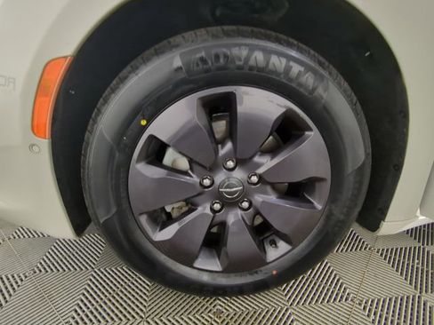 Used 2020 Chrysler Pacifica Limited w/ Advanced Safetytec Group image 18