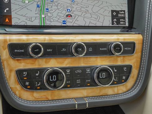 Used 2023 Bentley Bentayga AWD/4WD image 30