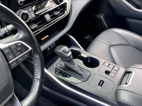 Used 2023 Toyota Highlander XLE image 16