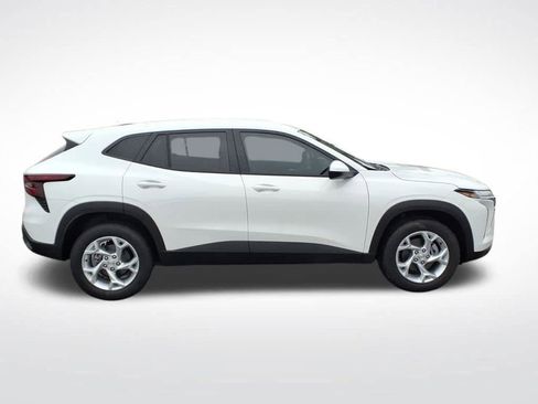 New 2026 Chevrolet Trax LS w/ LS Convenience Package FWD image 2