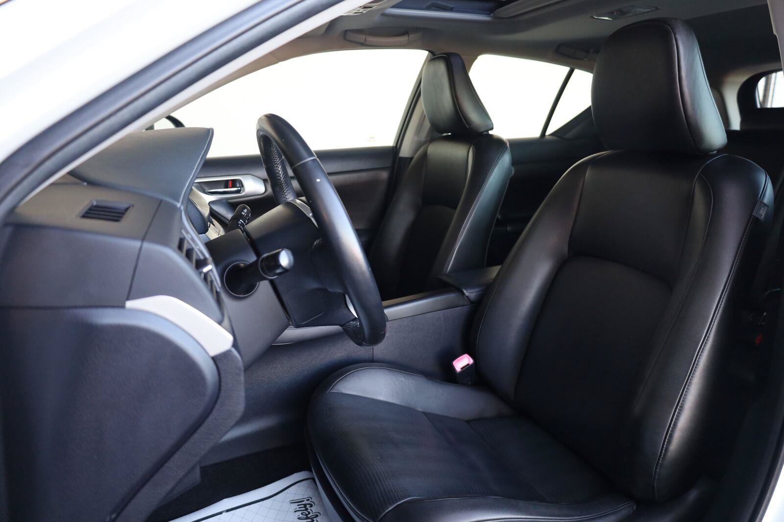 Used 2011 Lexus CT 200h Premium w/ Premium Audio Pkg FWD image 17