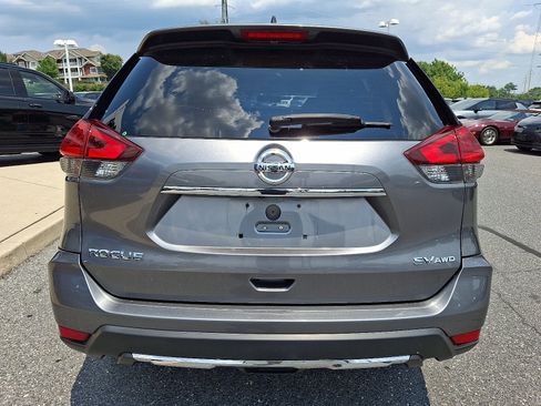 Used 2017 Nissan Rogue SV AWD/4WD image 6