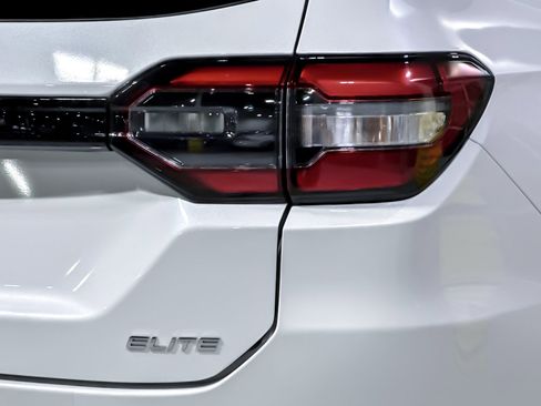 Used 2023 Honda Pilot Elite image 12