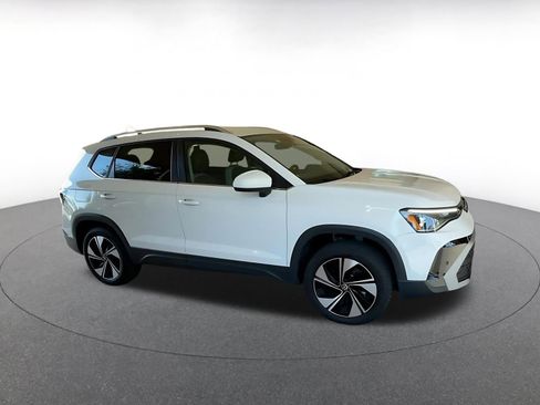 Used 2025 Volkswagen Taos SE image 2