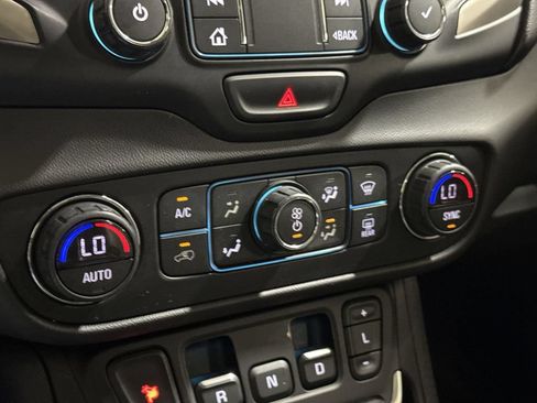 Used 2020 GMC Terrain Denali w/ Denali Premium Package FWD image 17