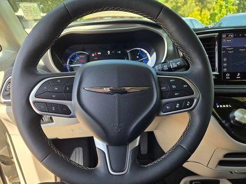 Used 2024 Chrysler Pacifica Limited FWD image 27