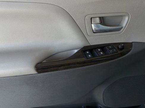 Used 2017 Toyota Sienna XLE FWD image 11