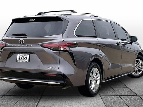Used 2021 Toyota Sienna Limited FWD image 12